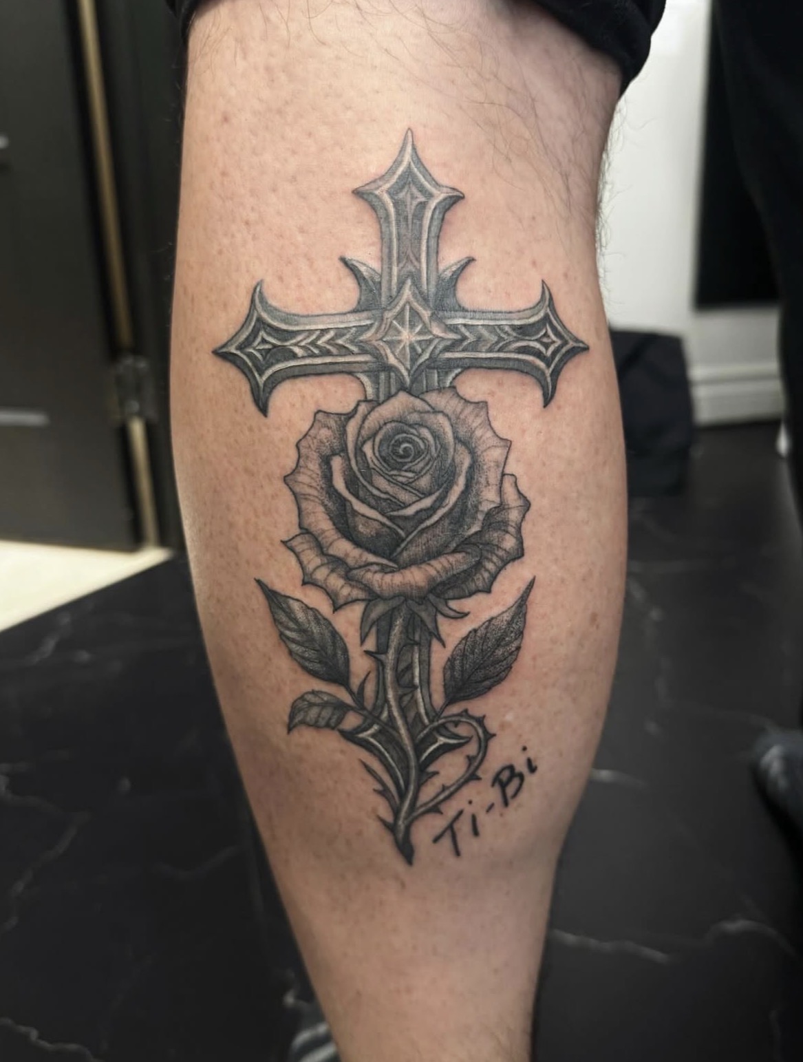 Rose et croix fine line