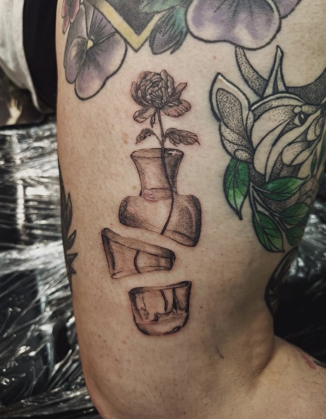 Rose dans un vase brisé