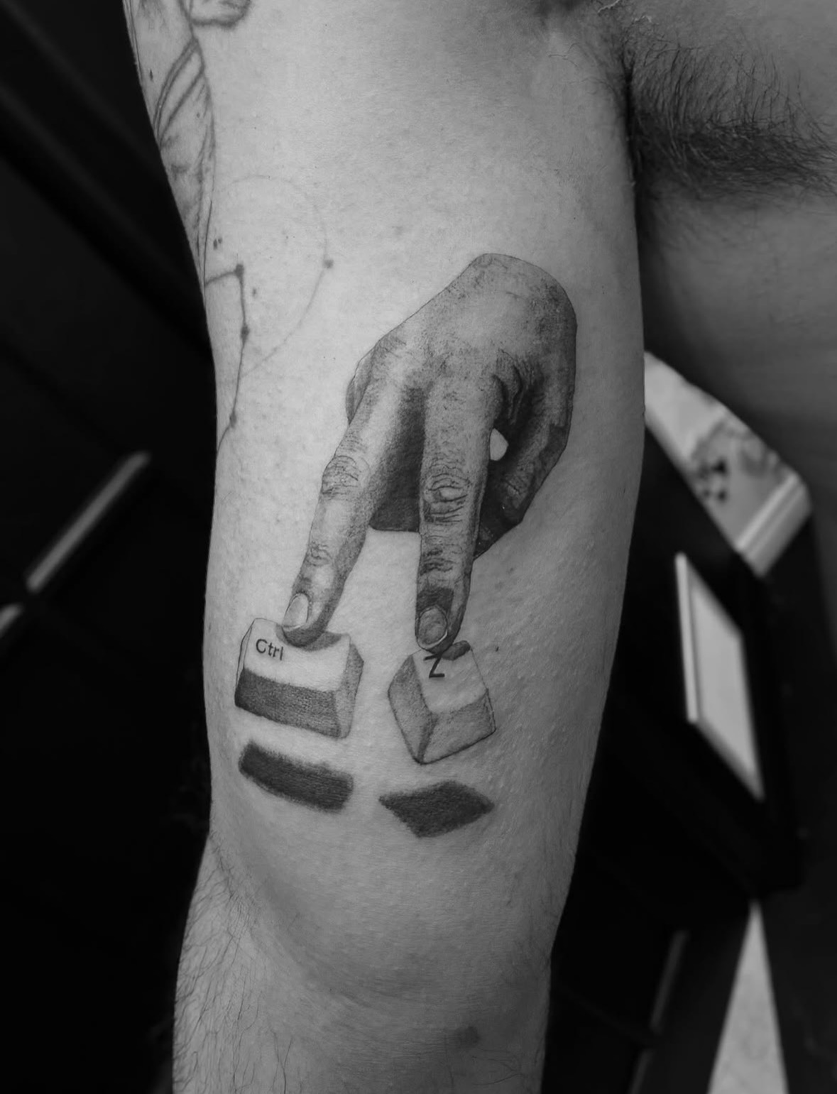 Main réalisme touches clavier Ctrl+Z