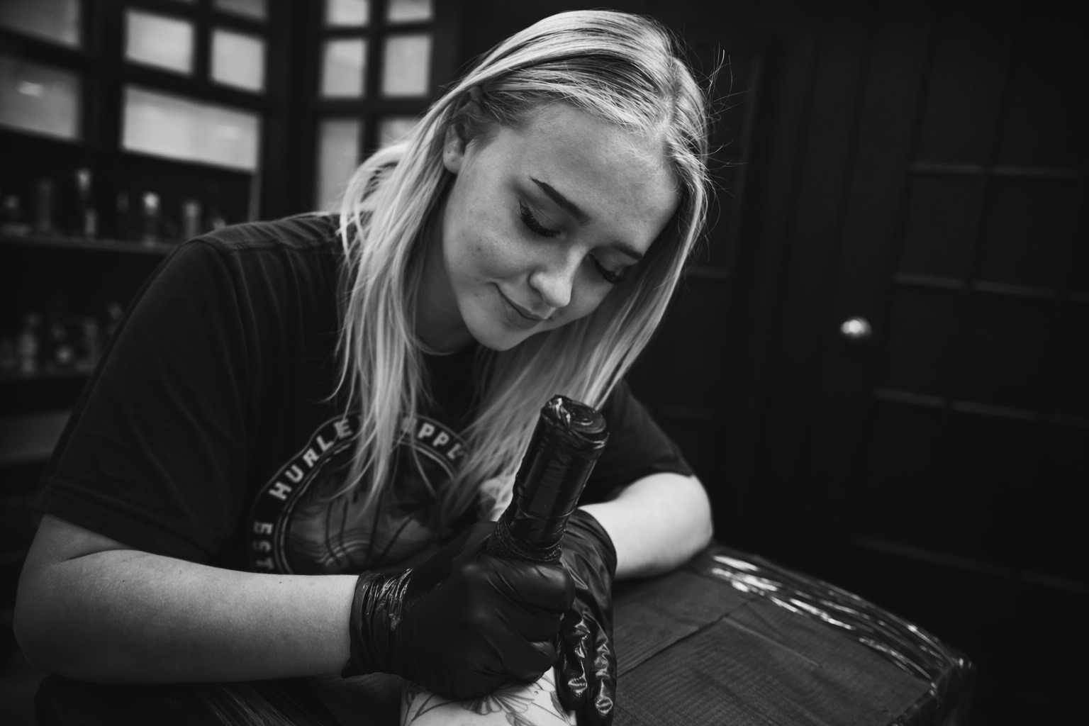 Jade en train de tatouer